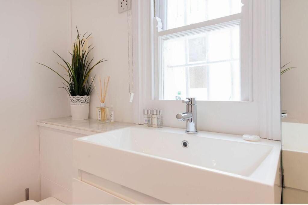 Charming Stylish One-Bedroom Apartment ลอนดอน ภายนอก รูปภาพ